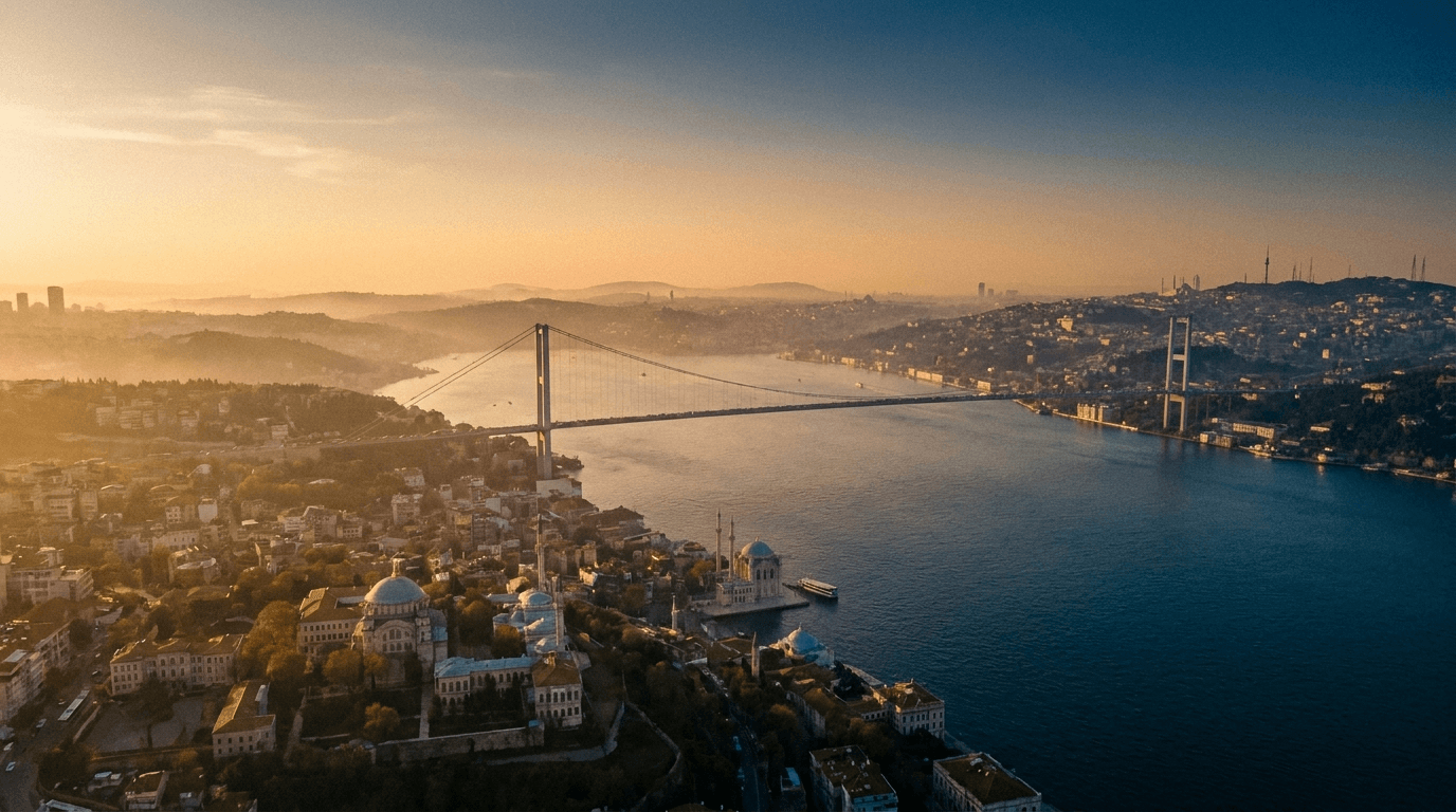 Gün batımında İstanbul Boğazı ve köprüsü — iki kıtayı bağlayan konum